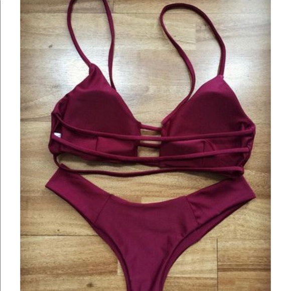 Red strapy bikini - Picture 3 of 4